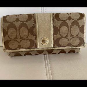 Coach Poppy Wallet 🌺